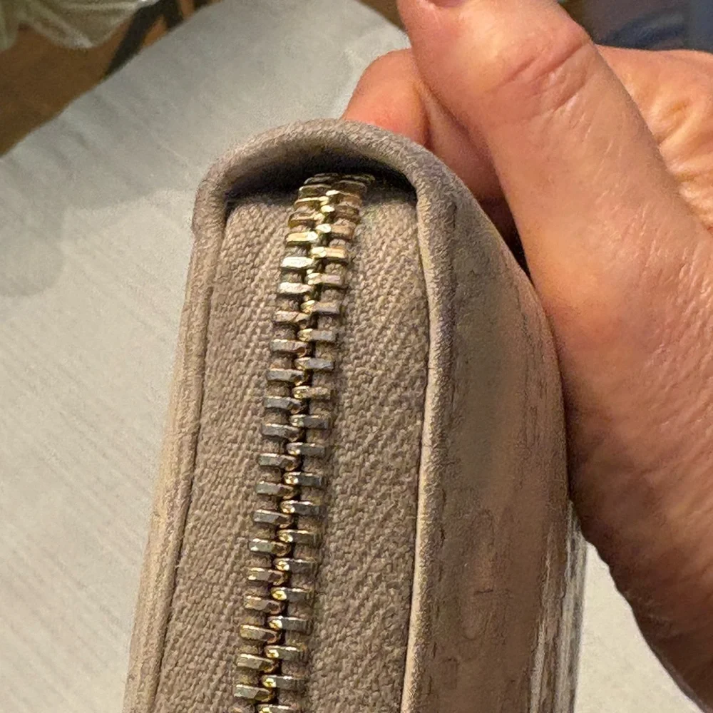 Gucci Guccissima Taupe GG-Embossed Zip Wallet with Gold Plaque - Picture 15 of 16